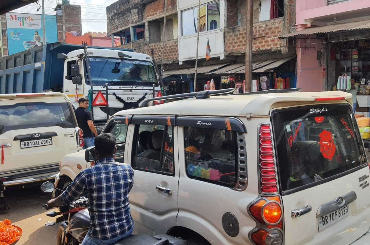 कटोरिया बाजार में टोटो, ऑटो व अन्य वाहनों की अवैध पार्किंग से जाम की समस्या हुई गंभीर