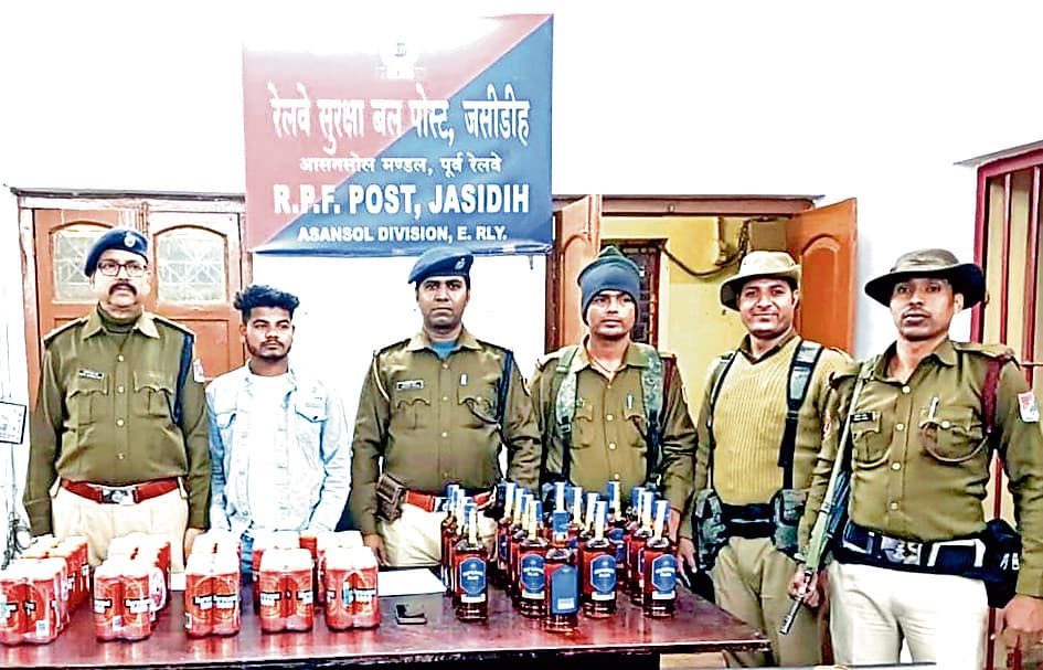 आरपीएफ ने जब्त की भारी मात्रा में अवैध शराब