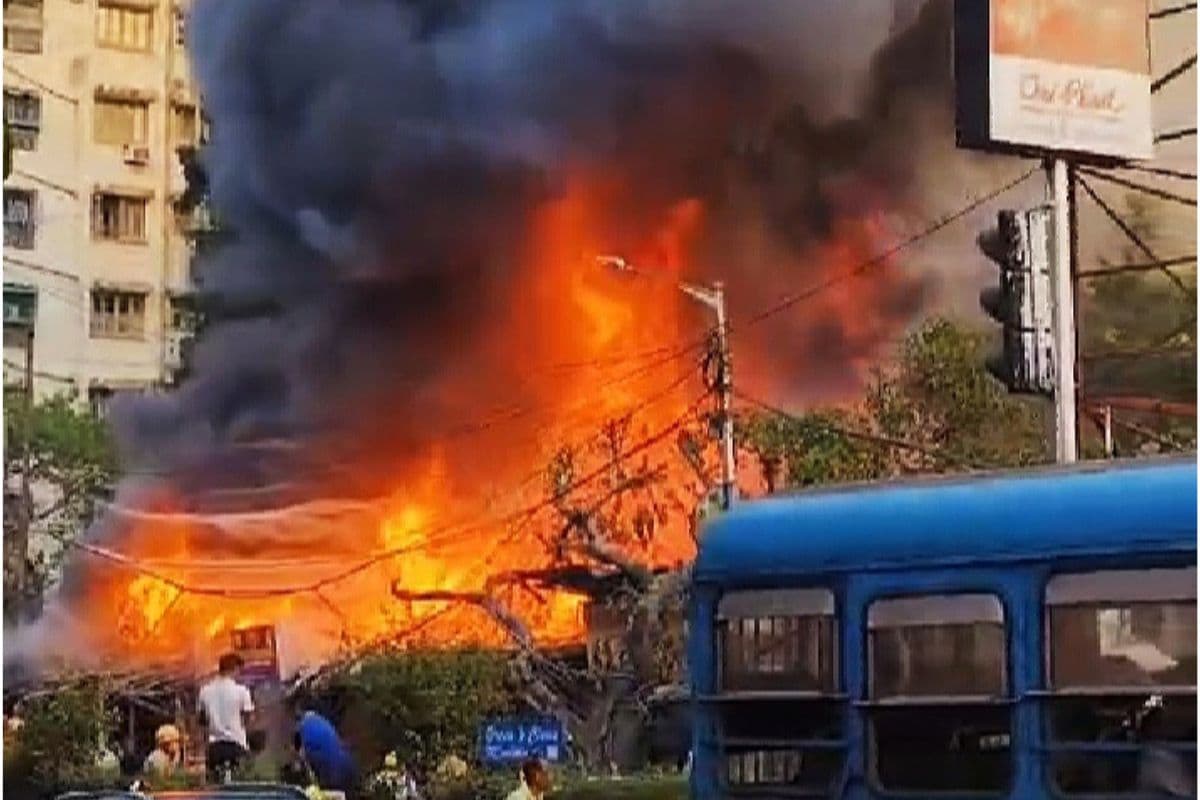 Kolkata Fire : दक्षिण कोलकाता के बाजार में लगी भयावह आग, मौके पर पहुंची 16 दमकल की गाड़ियां