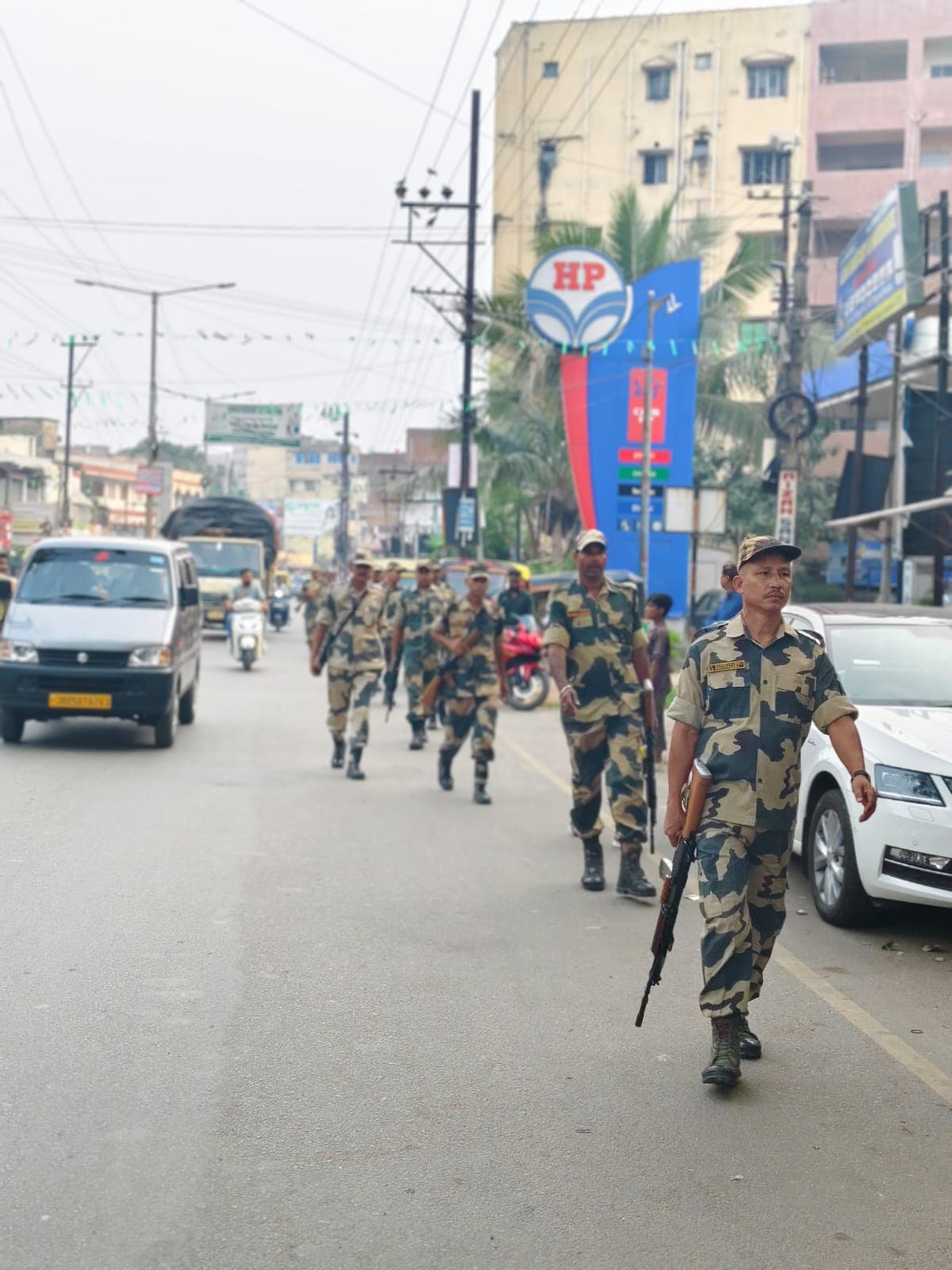 Jamshedpur में पुलिस और अर्द्ध सैनिक बल ने किया फ्लैग मार्च,सुरक्षा का दिया संदेश