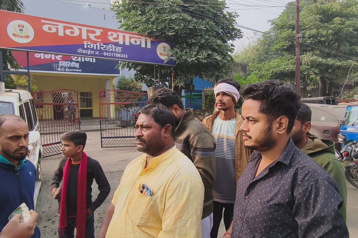 Giridih News: प्रतिबंधित मांस ले जा रहे वाहन को लोगों ने पकड़ा, पुलिस ने किया गिरफ्तार