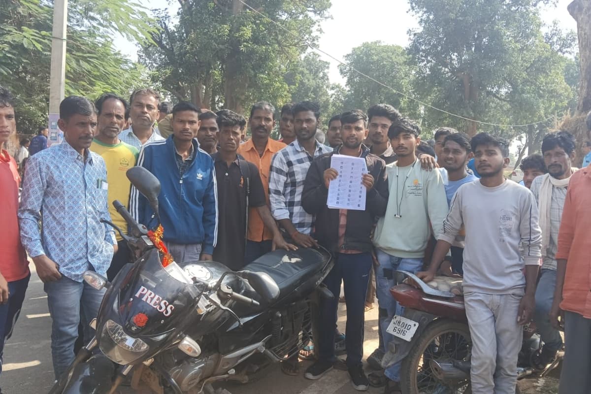 गुमला में मतदाताओं ने बूथ में काटा बवाल, फिर से चुनाव कराने की रखी मांग