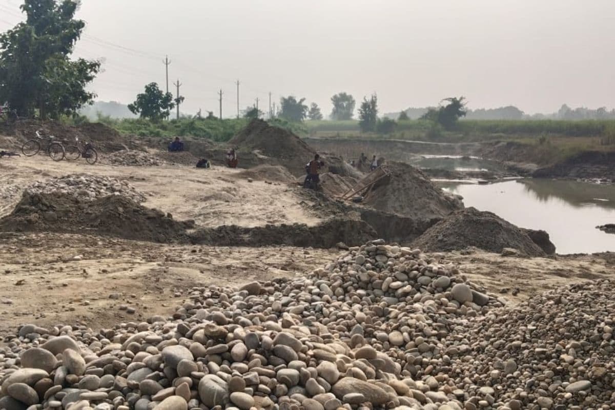 Bihar News: वाल्मीकि नगर का पावर हाउस इलाका बना अवैध खनन का हब, दिन में भी खुलेआम हो रहा काम, देखें वीडियो