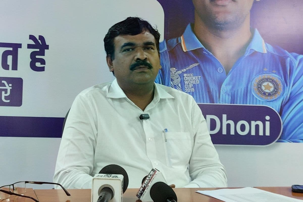 धुर्वा के निर्वाचन सदन में पत्रकारों को जानकारी देते मुख्य निर्वाचन पदाधिकारी के रवि कुमार धुर्वा के निर्वाचन सदन में पत्रकारों को जानकारी देते मुख्य निर्वाचन पदाधिकारी के रवि कुमार
