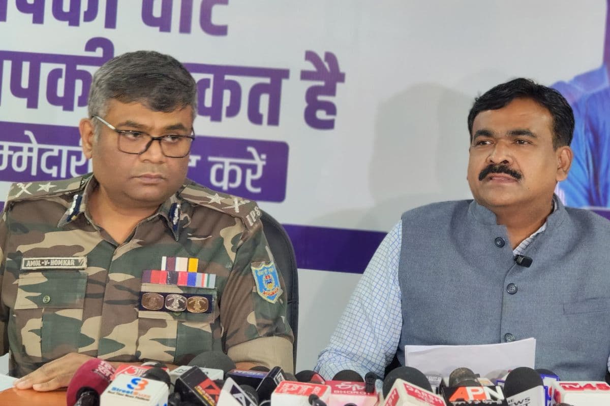 धुर्वा के निर्वाचन सदन में राज्य पुलिस नोडल पदाधिकारी एवी होमकर के साथ प्रेस वार्ता करते सीईओ के रवि कुमार