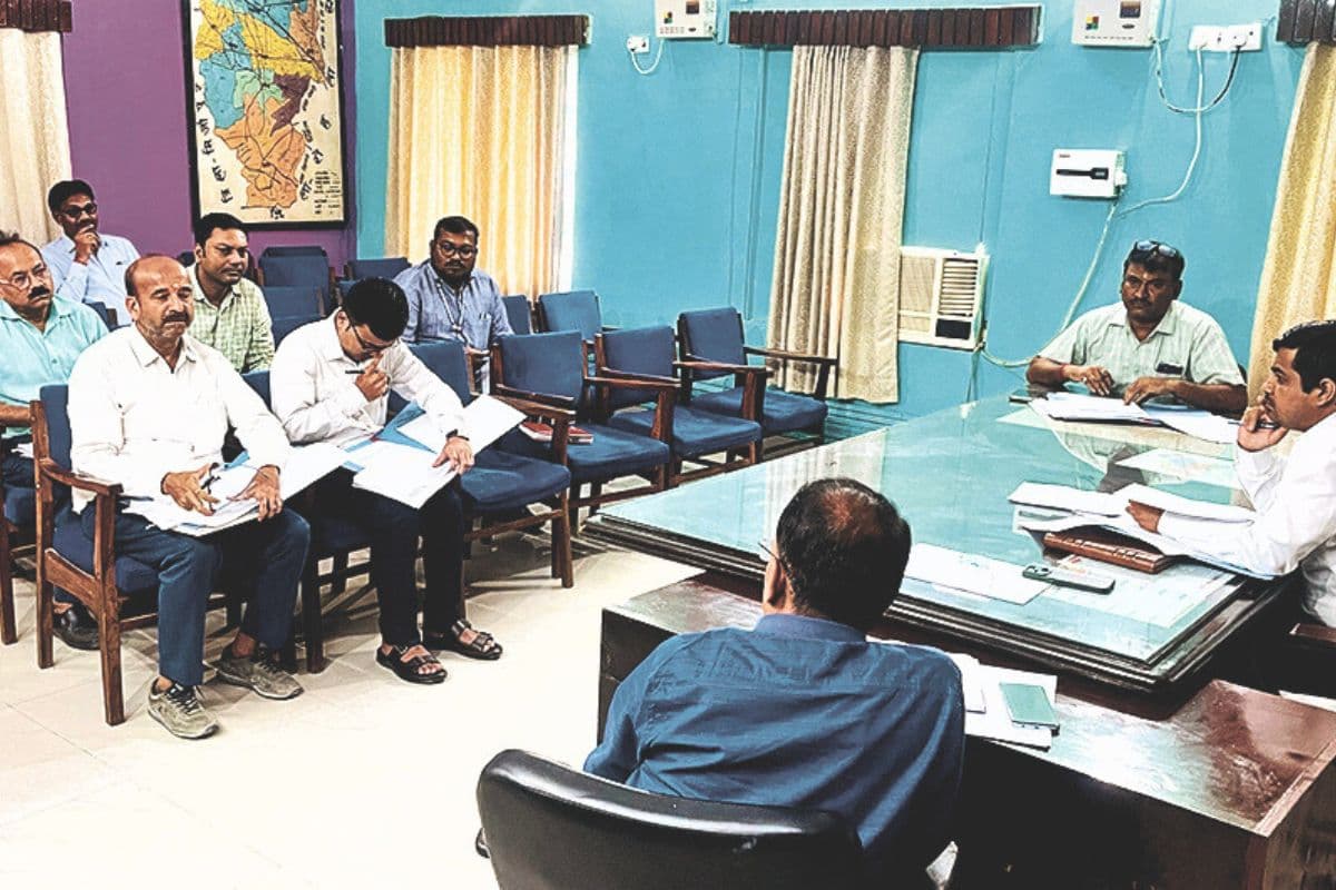 Bihar News: बिना तैयारी के बैठक में पहुंचे DEO साहब तो भड़के DM, दी कार्रवाई की चेतावनी
