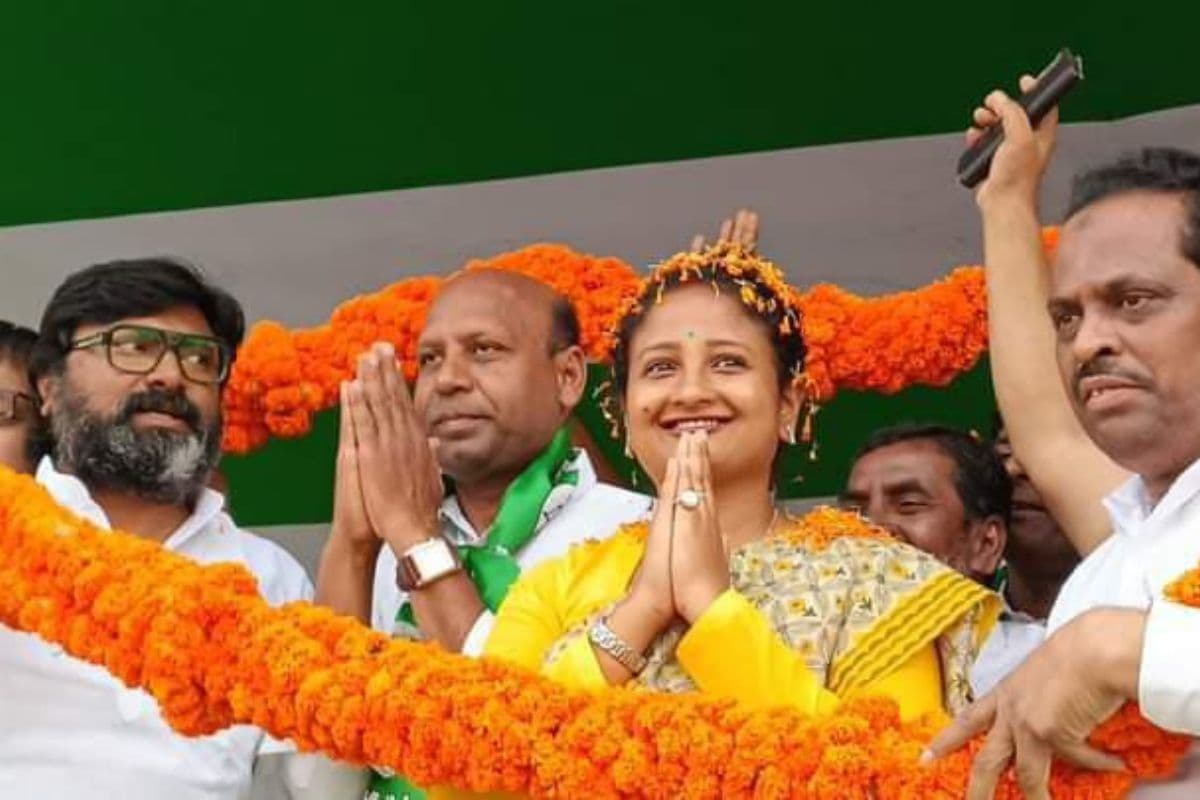 राजमहल के चरवाहा मैदान स्थित बस स्टैंड में सभा करतीं कल्पना सोरेन राजमहल के चरवाहा मैदान स्थित बस स्टैंड में सभा करतीं कल्पना सोरेन