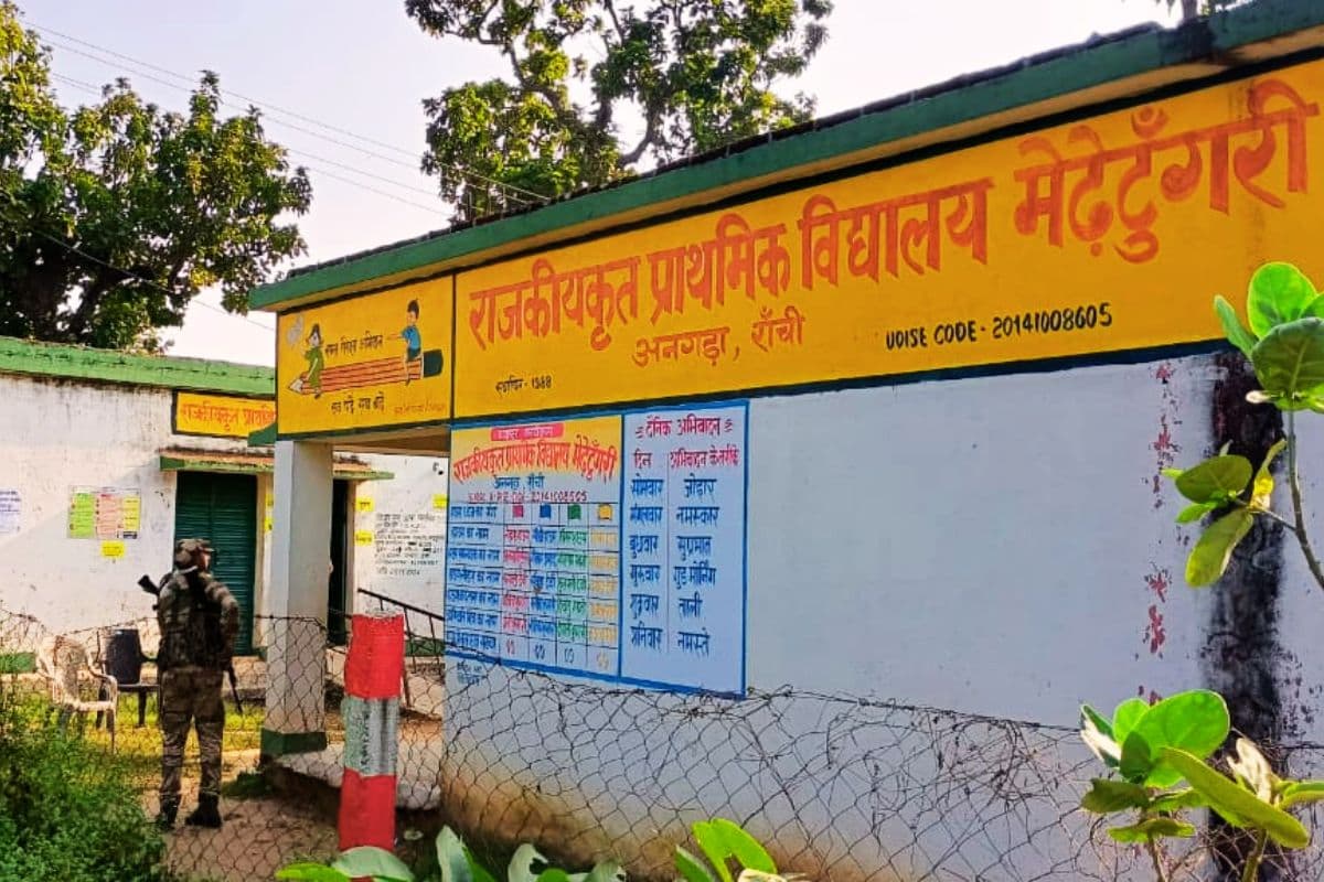 PHOTOS: खिजरी में वोट बहिष्कार, 1 घंटे में पड़े 13 वोट, बीडीओ-थाना प्रभारी ने घर-घर जाकर वोटर को मनाया