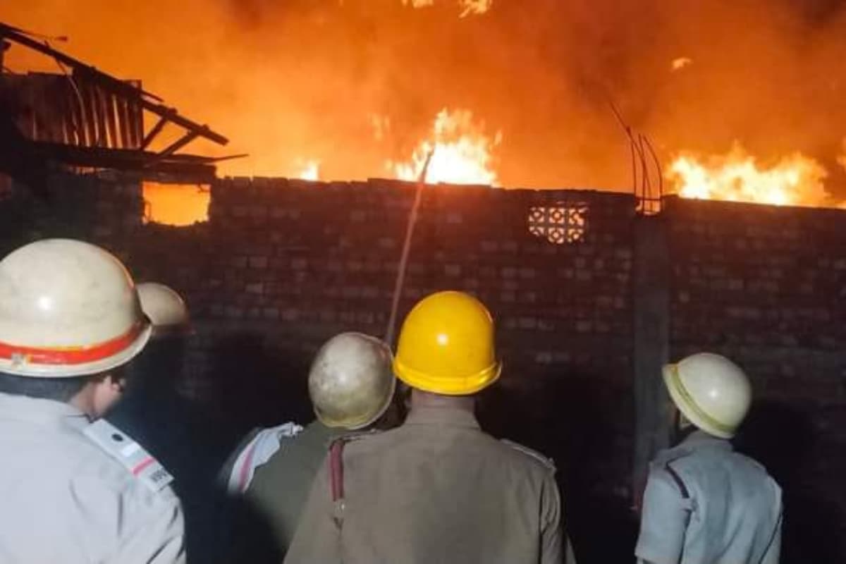 Kolkata News: लकड़ी गोदाम में लगी भीषण आग, दमकल की 20 गाड़ियां आग बुझाने में लगी