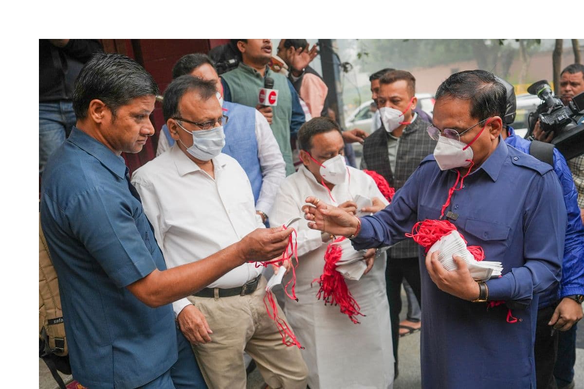 Delhi Lockdown: दिल्ली में 'लॉकडाउन' जैसी स्थिति, स्कूल बंद, SC ने मास्क पहनने की दी सलाह, वर्क फ्रॉम होम की मांग