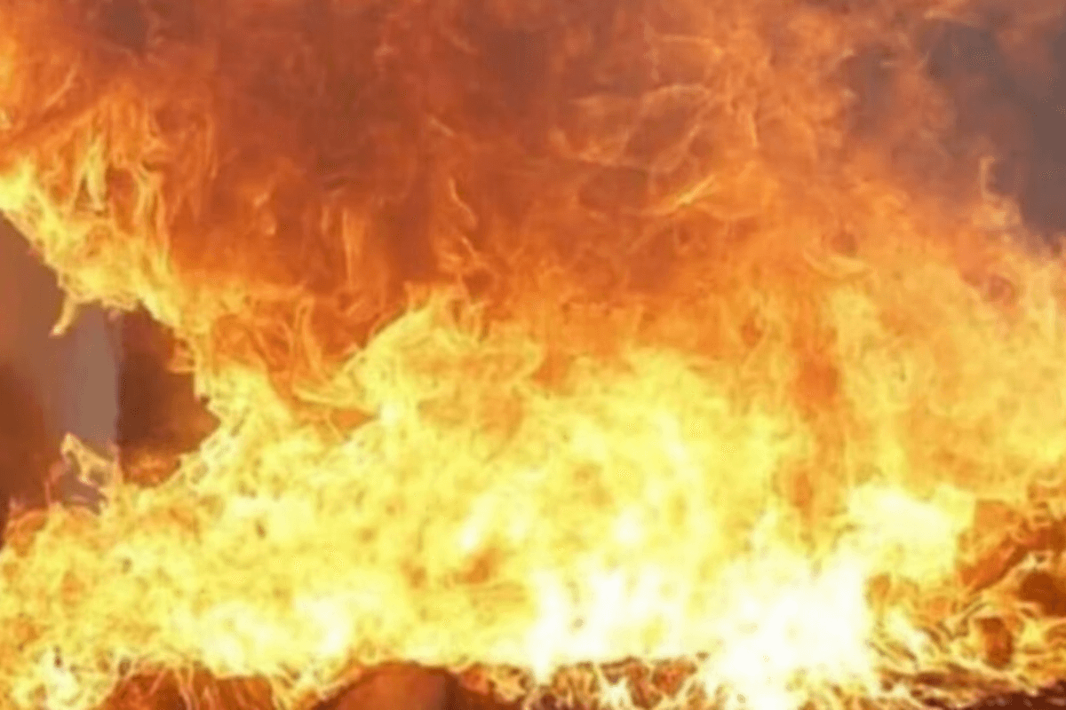 Motihari News: इलेक्ट्रॉनिक्स दुकान में लगी भीषण आग, 15 लाख की संपत्ति जलकर खाक