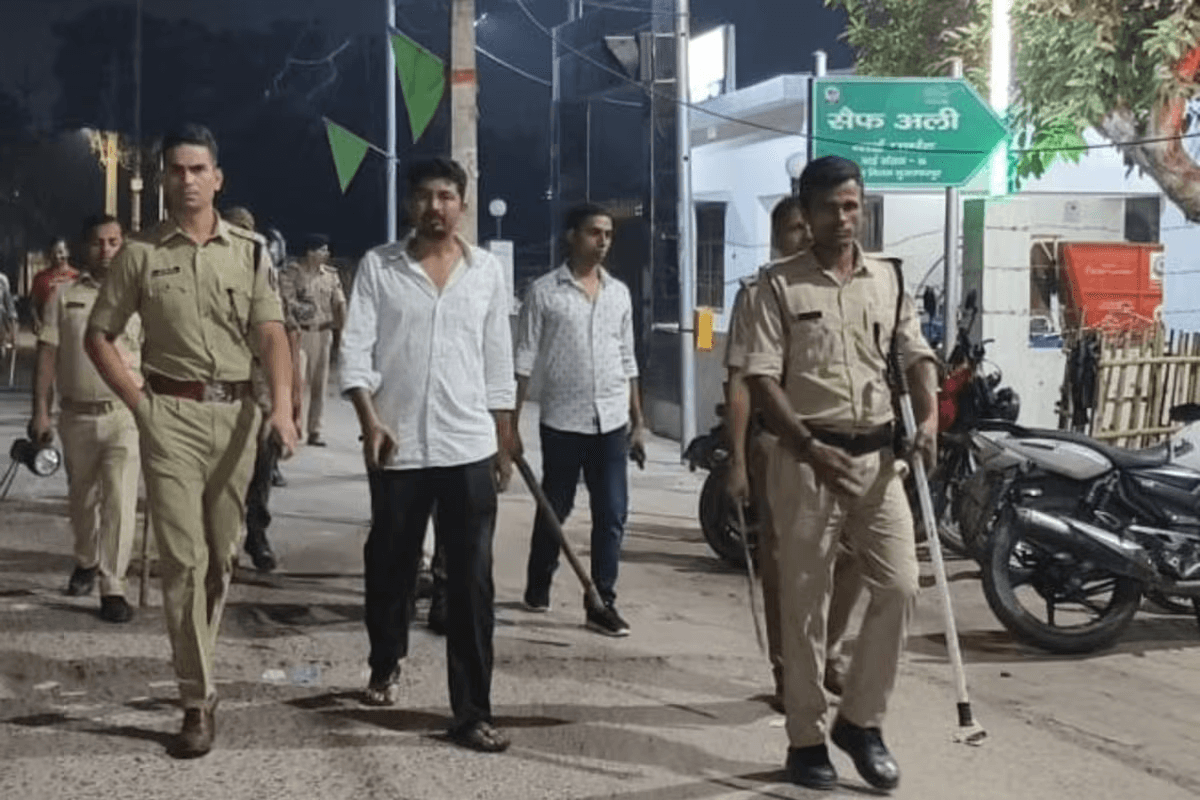 Muzaffarpur News: मूर्ति बैठाने को लेकर दो पक्षों में जमकर बवाल, पुलिस ने चटकाई लाठी