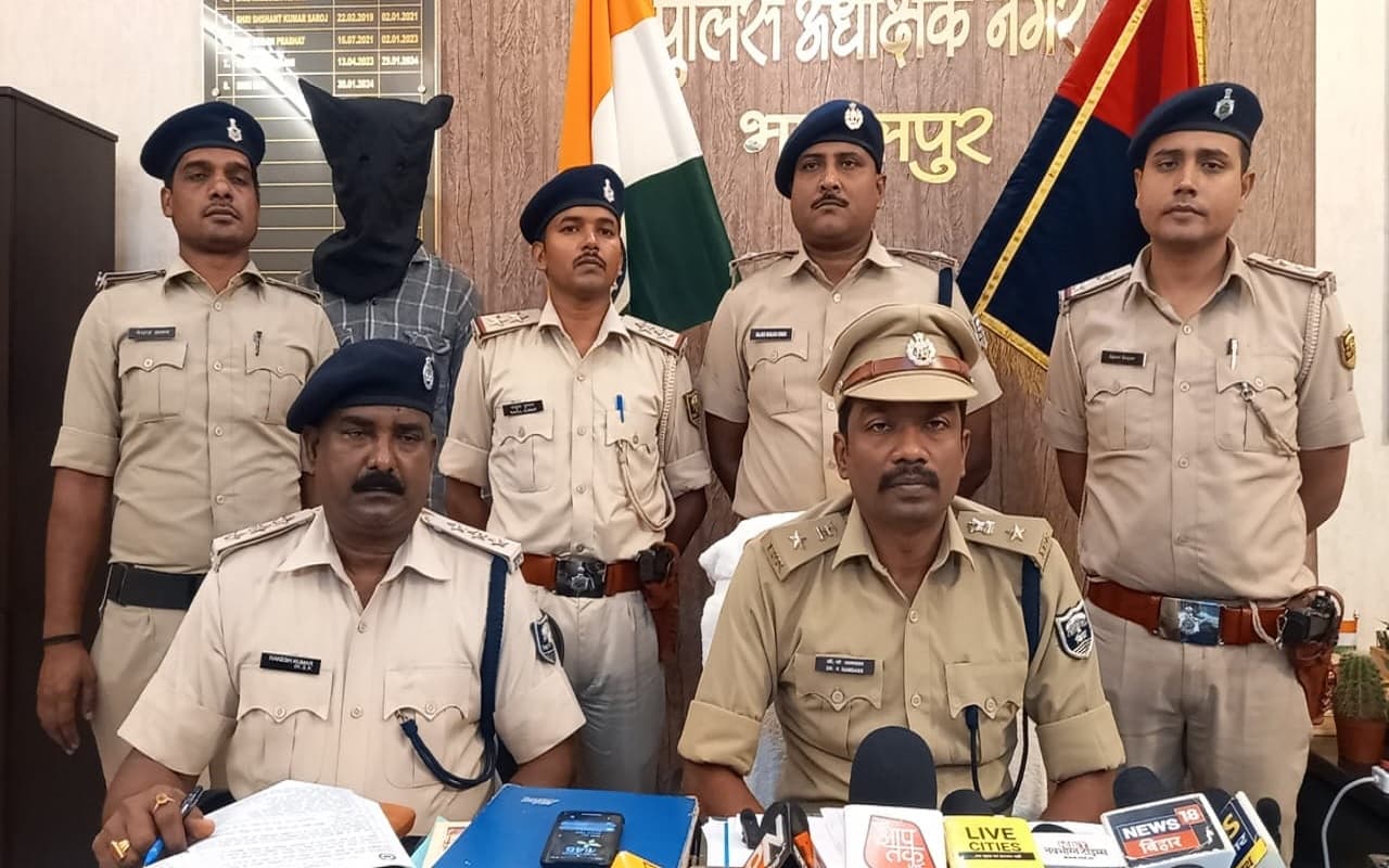 Bihar News: भागलपुर में धार्मिक स्थल की बाहरी दीवार पर चढ़कर विशेष रंग का झंडा फहराने वाला गिरफ्तार