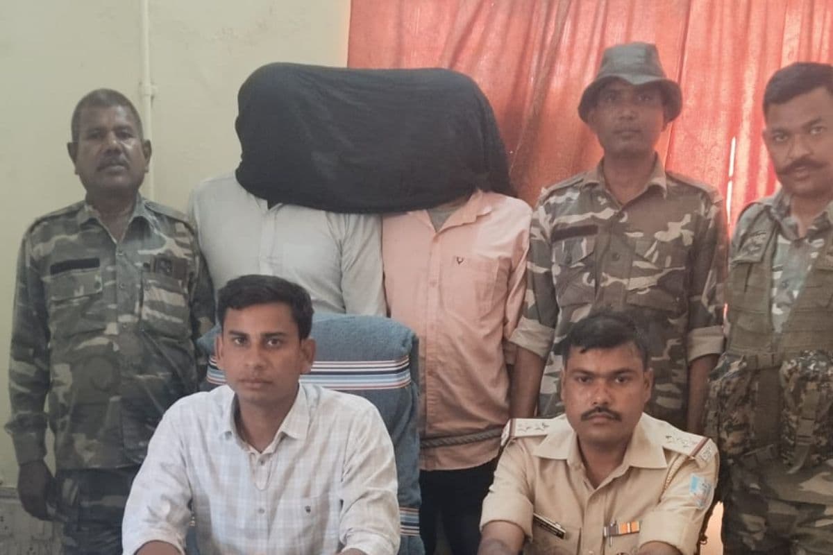 गिरफ्तारी की जानकारी देते पुलिस पदाधिकारी