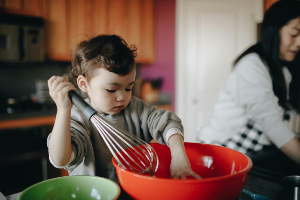 Parenting Tips: पैरेंट्स का ध्यान आकर्षित करने के लिए बच्चे करते हैं ये हरकतें