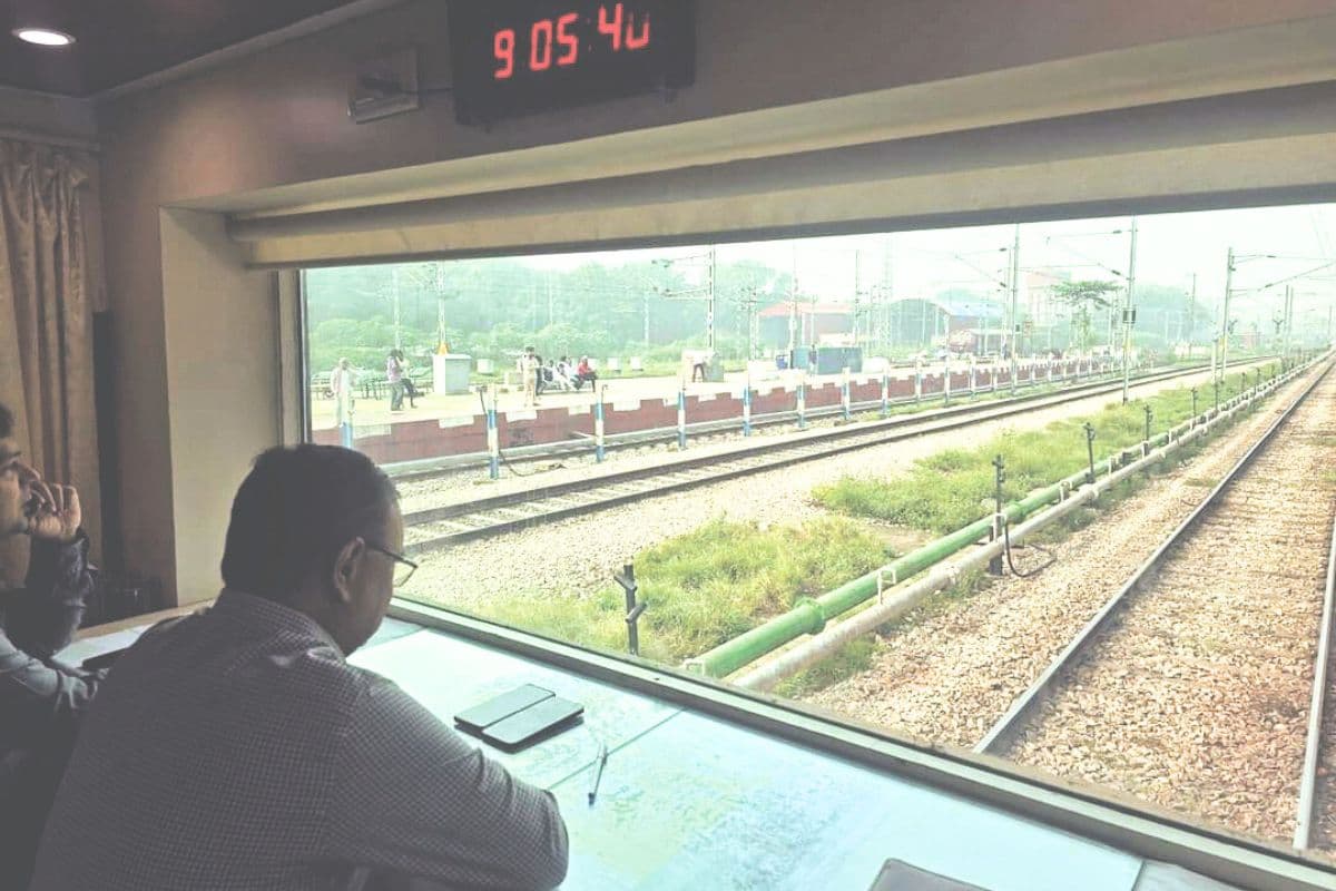 Bihar News: छठ पूजा के लिए रेलवे ने कसी कमर, DRM ने ट्रेनों के आवागमन की सूचना सही ढंग से प्रदर्शित करने का दिया निर्देश