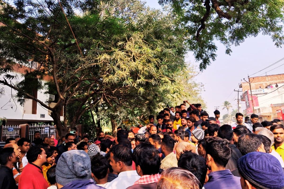 Road Accident: अघोर आश्रम के गार्ड की दुर्घटना में मौत, एंबुलेंस में शव रखकर रोड जाम