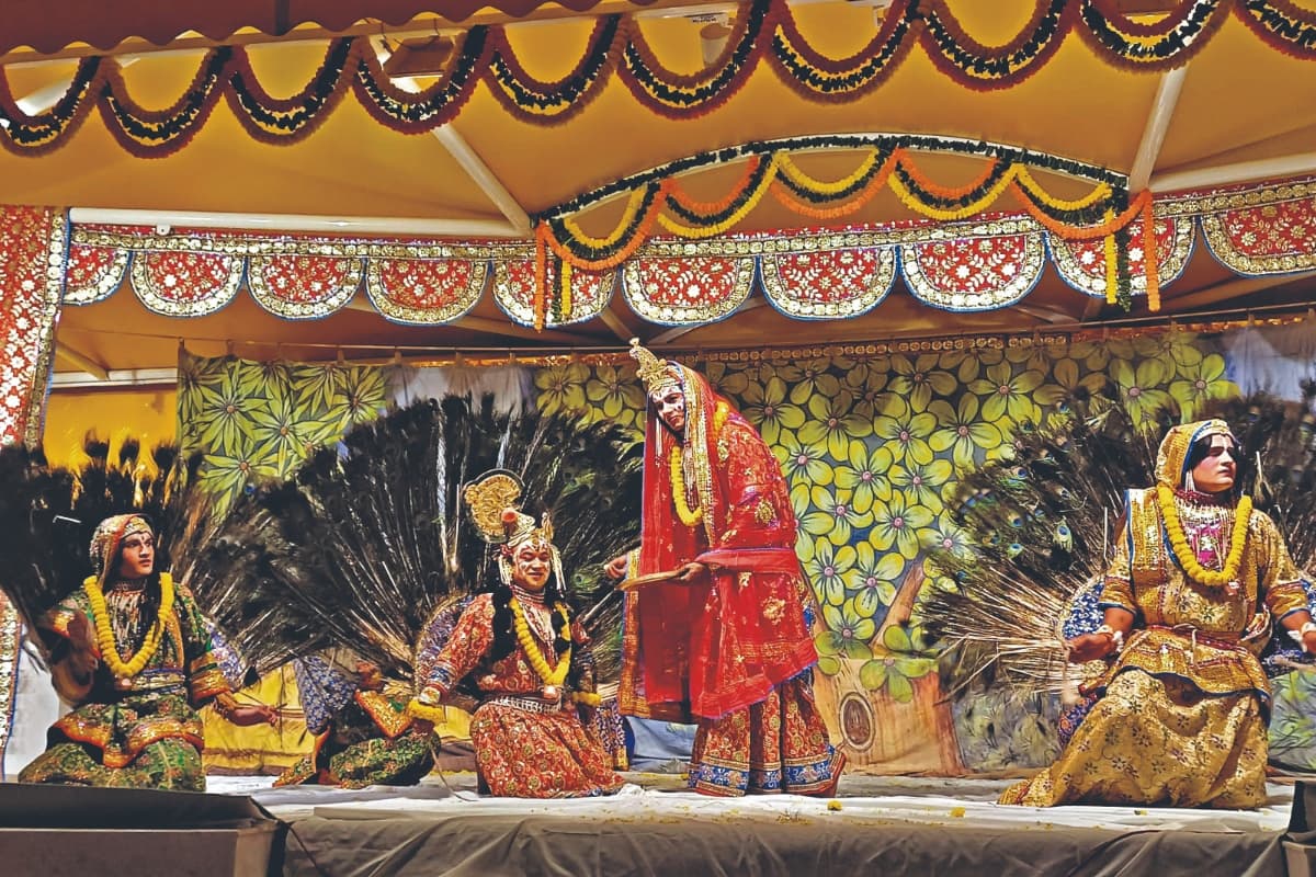 देवघर के रिखियापीठ में उतरा वृंदावन, गीत-संगीत के साथ शुरू हुआ कार्यक्रम