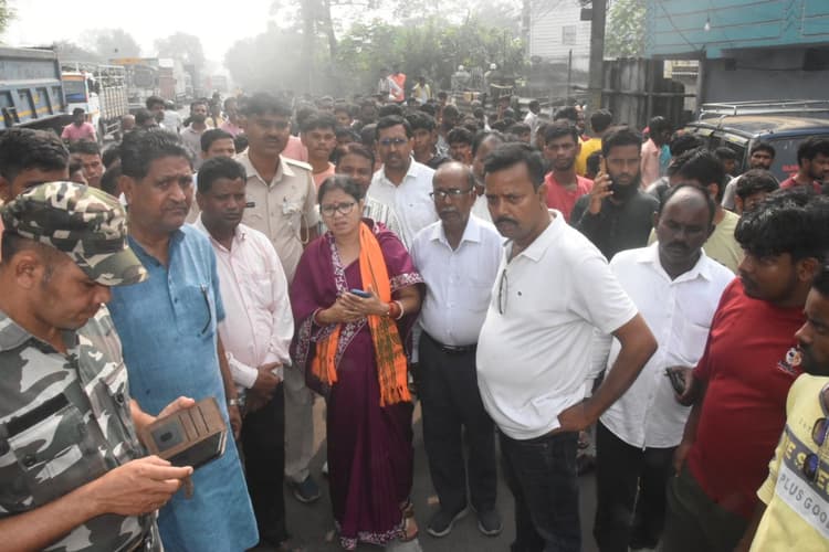 Road Accident In Dhanbad: जीटी रोड पर दौड़ी मौत की पिकअप वैन, महिला समेत तीन ने तोड़ा दम