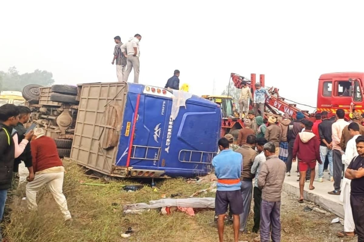 Road Accident In Hazaribagh: हजारीबाग में भीषण सड़क हादसा, बस पलटने से 6 लोगों की मौत