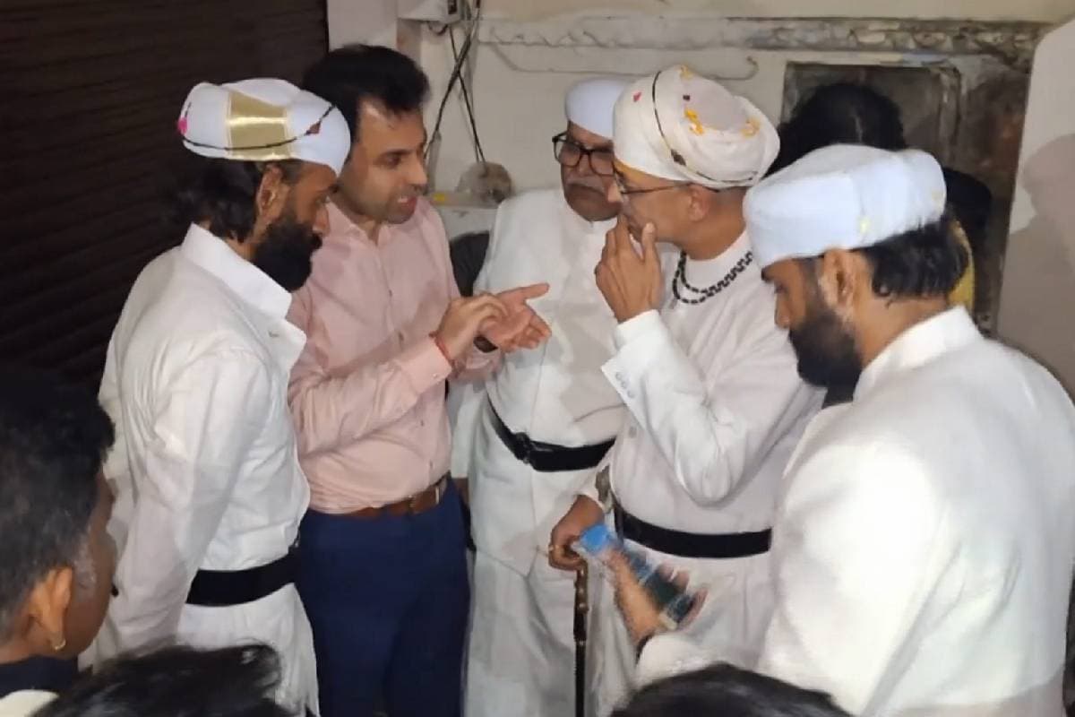 Viral Video : उदयपुर के सिटी पैलेस में महाराज का पत्थर से स्वागत