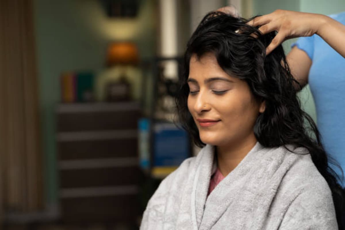 Hair Care Tips: बालों का झड़ना देखते ही देखते हो जाएगा बंद, आंवला के साथ इन चीजों को मिलाकर करें मसाज