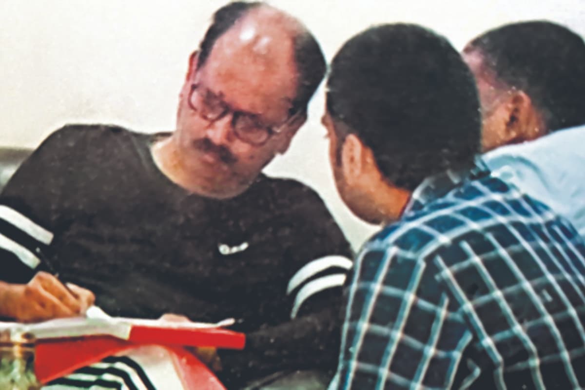 हेमंत सोरेन के पीएस समेत झामुमो नेता के ठिकानों पर छापे, करीबी के घर से मिले 24 लाख रुपये