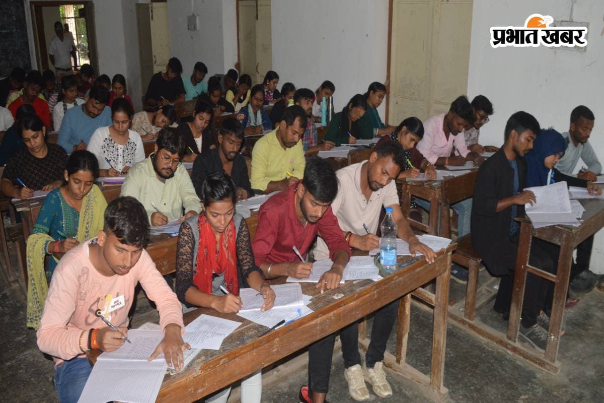 Bihar News: TMBU की पीजी परीक्षा में नियमों की उड़ीं धज्जियां, एक बेंच पर बैठे चार-चार छात्र