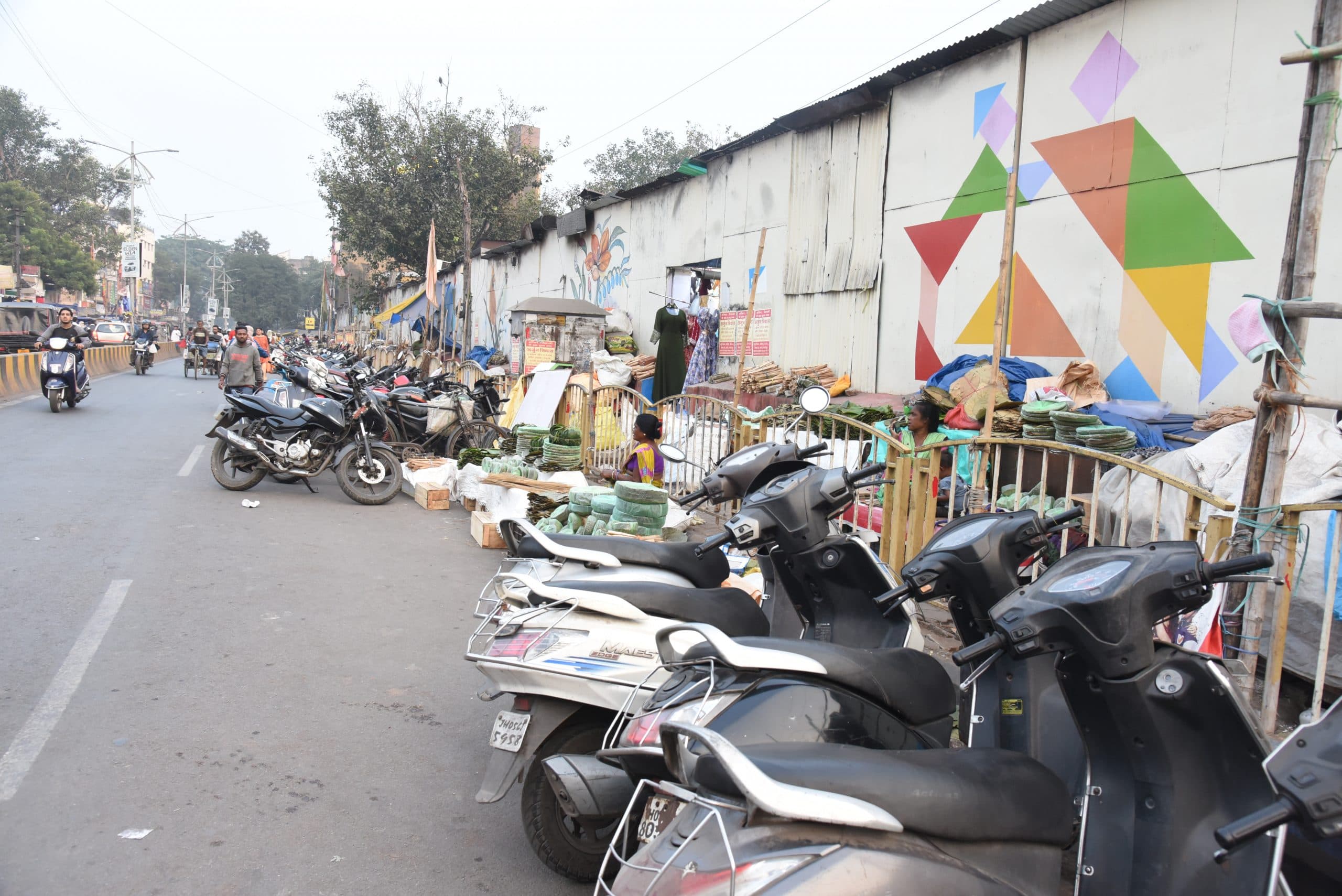 Jamshedpur Traffic News फुटपाथ पर दुकानें व Parking, सड़क पर राहगीर