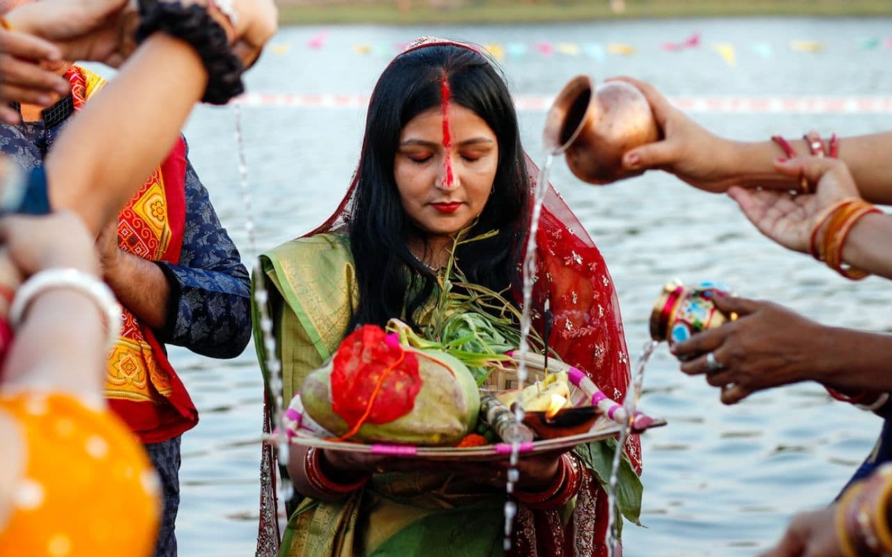 Bihar: IAS और IPS अधिकारियों ने किया महापर्व छठ, सूर्योपासना में जुटे रहे अधिकारी दंपति