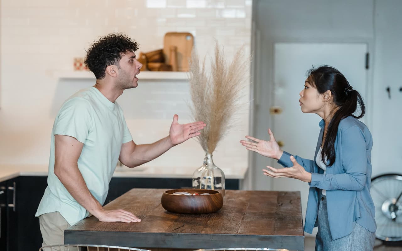 Vastu Tips: परिवार में लड़ाई-झगड़े खत्म होने के साथ ही निगेटिव एनर्जी भी होगी दूर, जानें क्या है तरीका Vastu Tips: परिवार में लड़ाई-झगड़े खत्म होने के साथ ही निगेटिव एनर्जी भी होगी दूर, जानें क्या है तरीका
