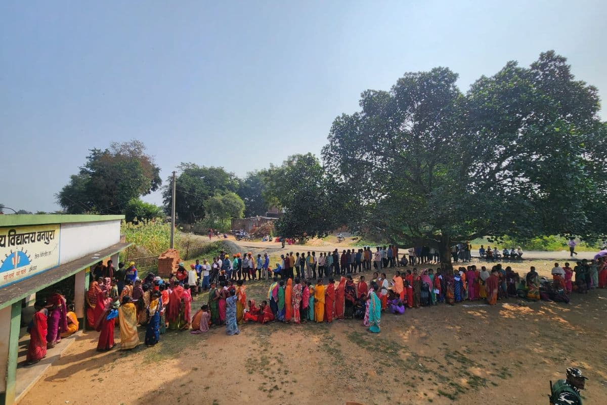 Jharkhand Election 2024: नक्सलियों के डर से जहां वोटर नहीं करते थे मतदान, आज दिखी लंबी कतार