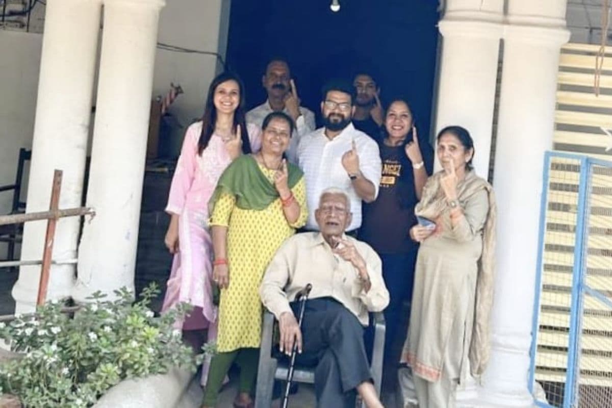 Jharkhand Election 2024: рдкрд▓рд╛рдореВ рдореЗрдВ 62.62 рдлреАрд╕рджреА рдорддрджрд╛рди, рдЕрдкрдиреА рддреАрди рдкреАрдврд╝рд┐рдпреЛрдВ рдХреЗ рд╕рд╛рде рдЗрдиреНрд╣реЛрдВрдиреЗ рдХреА рд╡реЛрдЯрд┐рдВрдЧ