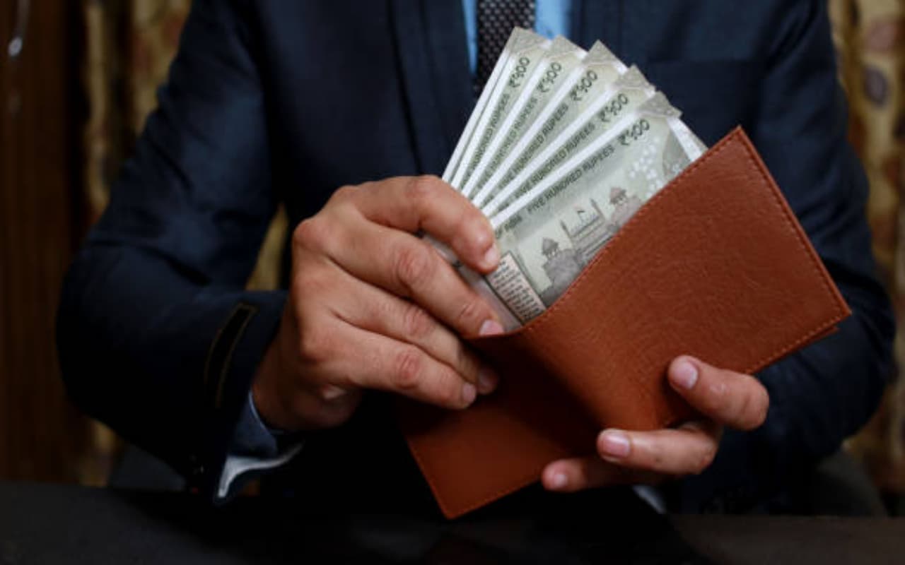 Vastu Tips: पैसों से भर जाएगी खाली तिजोरी, घर के दक्षिण दिशा में रख दें ये एक चीज Vastu Tips: पैसों से भर जाएगी खाली तिजोरी, घर के दक्षिण दिशा में रख दें ये एक चीज