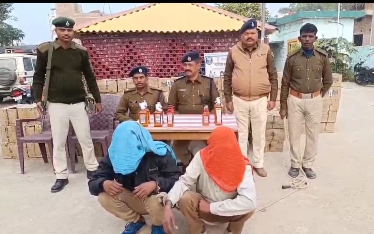 Bihar News: नवगछिया में लग्जरी स्लीपर बस से भारी मात्रा में शराब बरामद, चालक समेत दो तस्कर गिरफ्तार