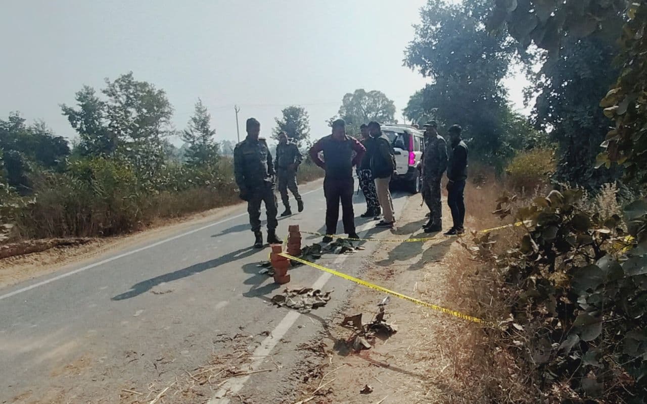 Gaya News: एफएसएल टीम पहुंची डुमरिया, पति के सामने महिला की हत्या के मामले में एकत्रित की सबूत