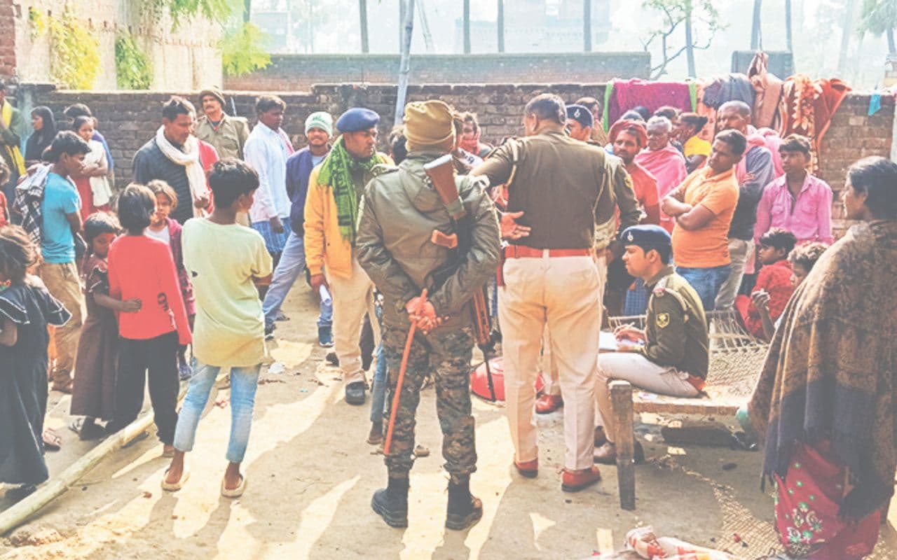 घटना की जंच करती पुलिस