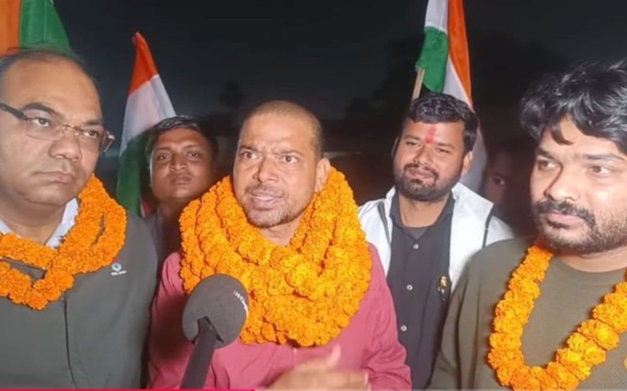 BPSC Protest: पटना बेऊर जेल से बाहर निकले छात्र नेता दिलीप कुमार, समर्थकों ने किया जोरदार स्वागत