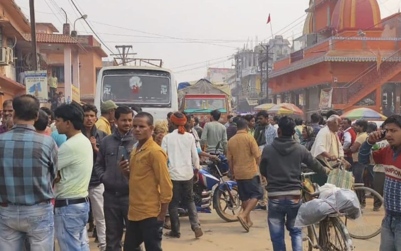 Bhagalpur News: सुपौल में पथराव के बाद पुलिस ने की लाठीचार्ज, घायल थानेदार ने भीड़ पर तान दी पिस्टल