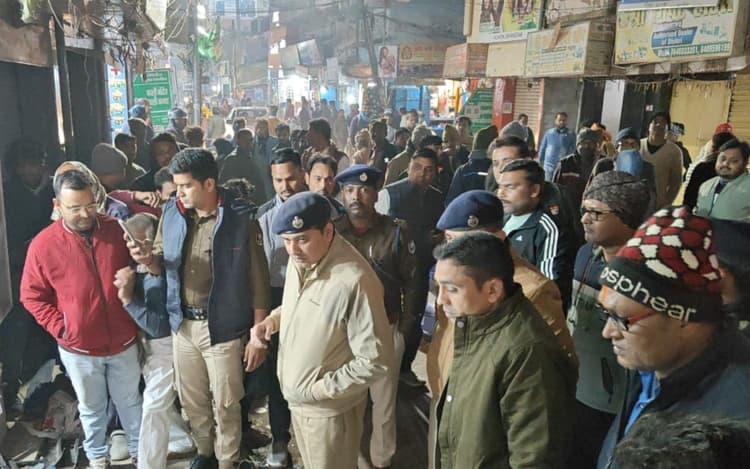 Bihar News: नवगछिया बाजार में पुलिस गश्ती की गाड़ी दुकान में घुसी, दुकानदार के गर्दन में घुसा शीशा