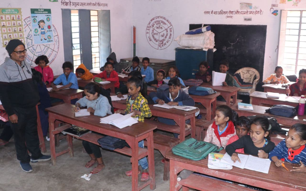 Bhagalpur News: एक ही क्लास रूम में पढ़ रहे पहली से पांचवीं तक के बच्चे, शिक्षक किसे संबोधित कर रहे पता नहीं
