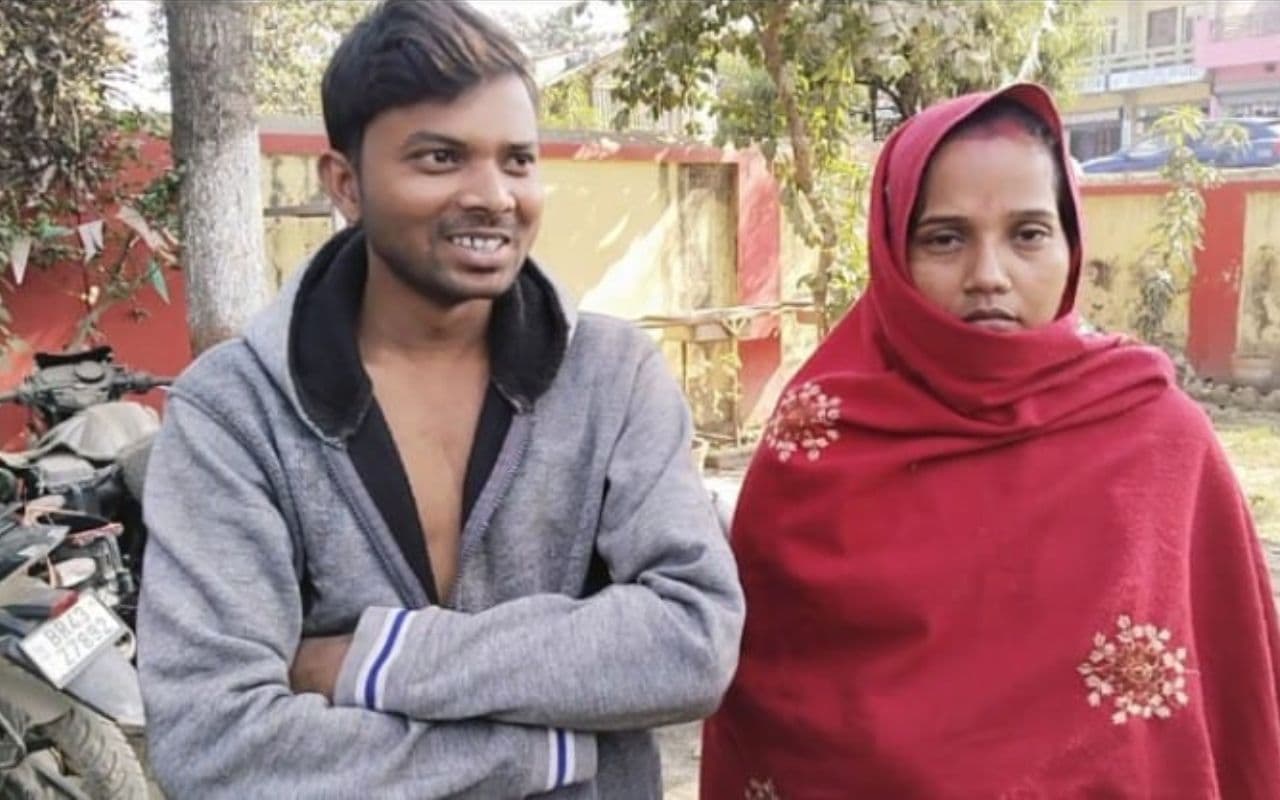 Girlfriend को पत्नी बनने के लिए घर में किया था विद्रोह, अब अपने ही कमरे में दो बच्चों के पिता के साथ पकड़ा...