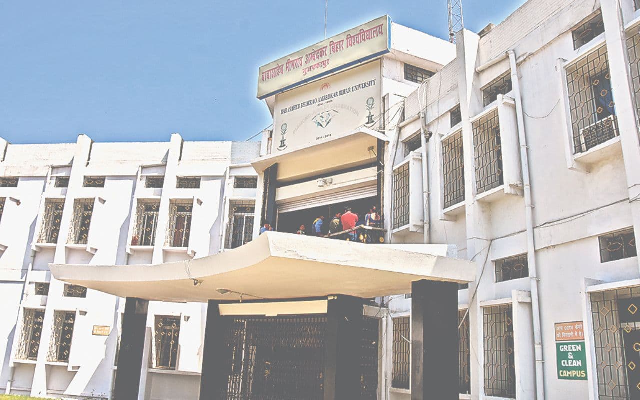 Muzaffarpur News: छात्रों से वार्ता करने पहुंचे कुलानुशासक से हुई तीखी बहस, ढोल बजाकर की नारेबाजी