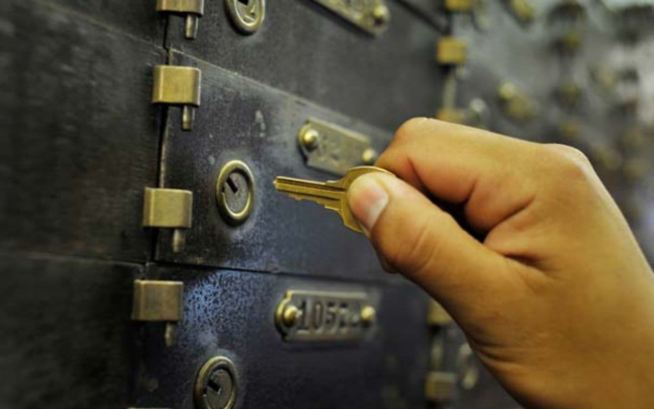 Bihar News: सूरत में बैंक लॉकरों को लूटने वाले आरोपी भागलपुर से गिरफ्तार, ट्रांजिट रिमांड पर ले गयी गुजरात पुलिस