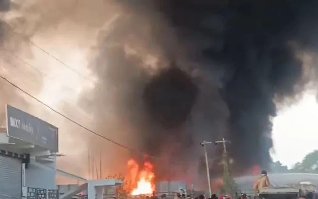 मधुबनी में कबाड़ के गोदाम में लगी भीषण आग, स्थिति को काबू करने में जुटे पुलिस और दमकल कर्मी