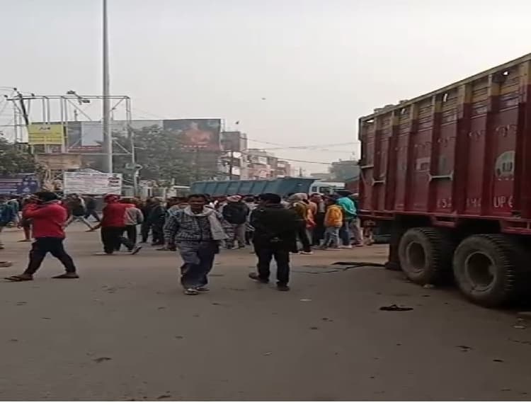 Patna News: फुलवारीशरीफ सड़क हादसे में स्कूली छात्र की मौत, आक्रोशित लोगों ने किया सड़क जाम