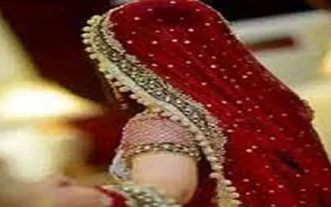 Love Marriage: तीन बच्चों की मां पर सवार हुआ प्यार का भूत, रेलवे स्टेशन पर भीड़ ने पकड़कर...