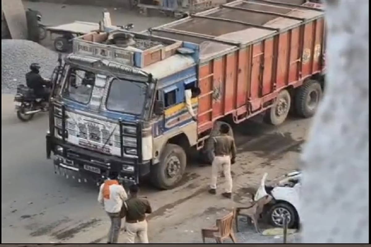Traffic Jam: बिहटा में सड़क जाम के बीच वायरल हो रहे सिपाही जी, देखिए वीडियो