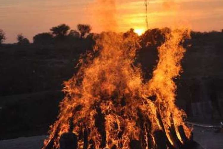 Muzaffarpur: एक साथ उठी मां-बेटे की अर्थी तो फटा कलेजा, पिता ने दी मुखाग्नि, आरोपी फरार