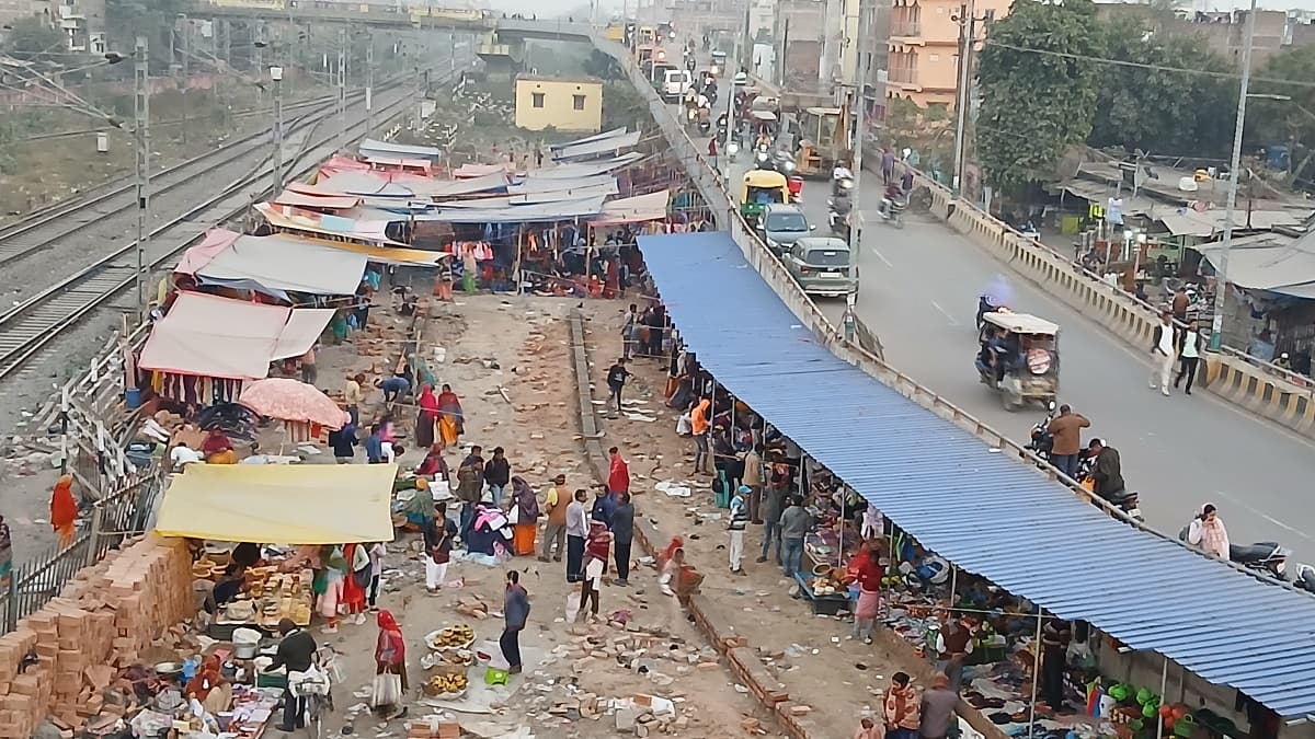 Khagaria news : रेलवे ने दी 1250 वर्गमीटर जमीन, ठेकेदार ने अतिक्रमण कर लगा दिया बाजार